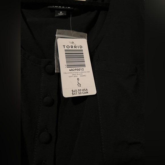 Torrid challis henley pocket sleeveless tank 🖤 - Picture 3 of 3